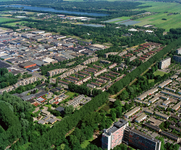 842925 Luchtfoto van het gedeelte van de wijk Overvecht te Utrecht tussen de Franciscusdreef (links) en de Klopvaart ...